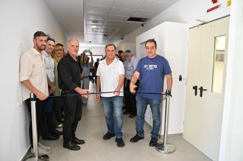 A special moment as Senior Deputy Director Danny Raz, Moti Segev, Doron Levi, and Prof. Avi Zadok cut the ribbon, officially marking the opening of the new laboratory.